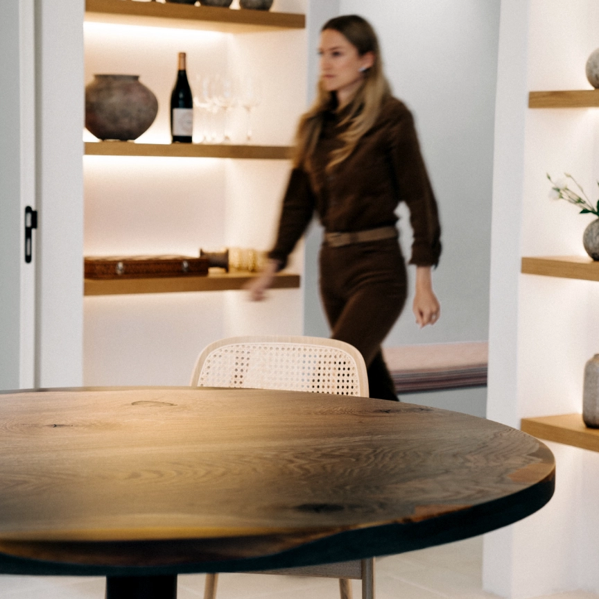 dreikant-explore-runder esstisch dunkles holz