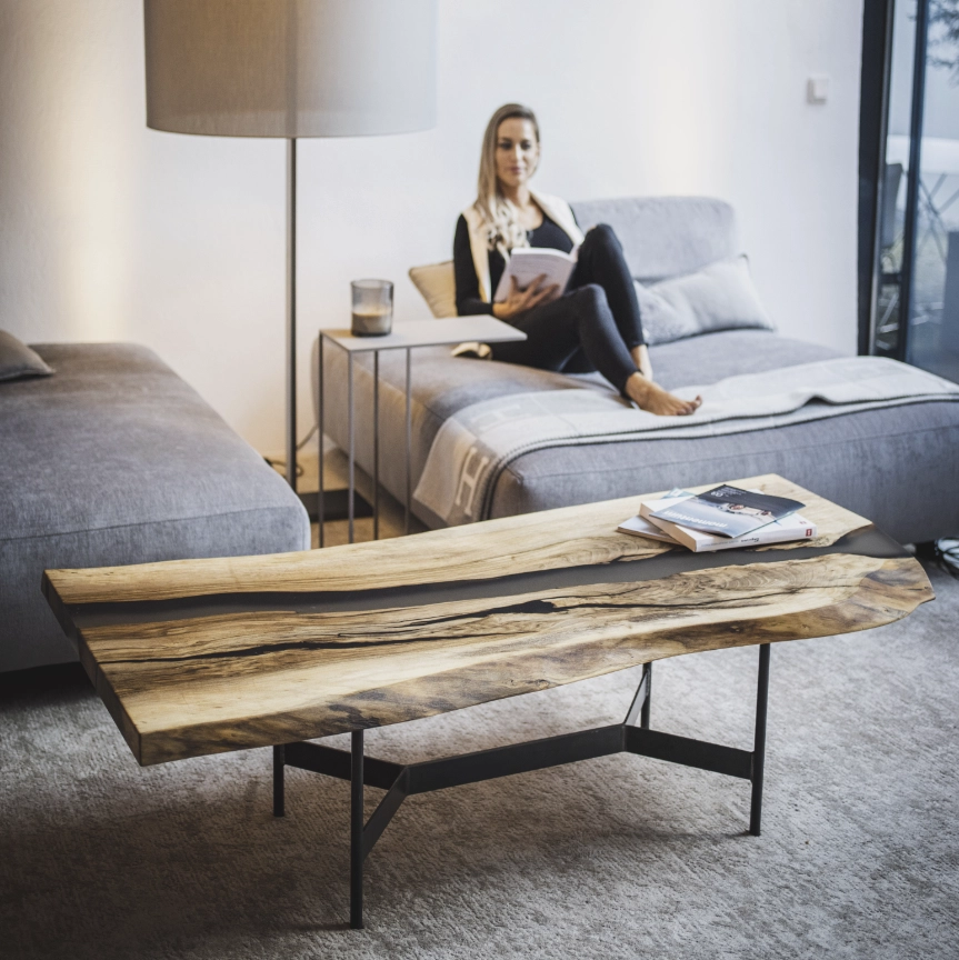 dreikant-home-couchtisch aus nussholz