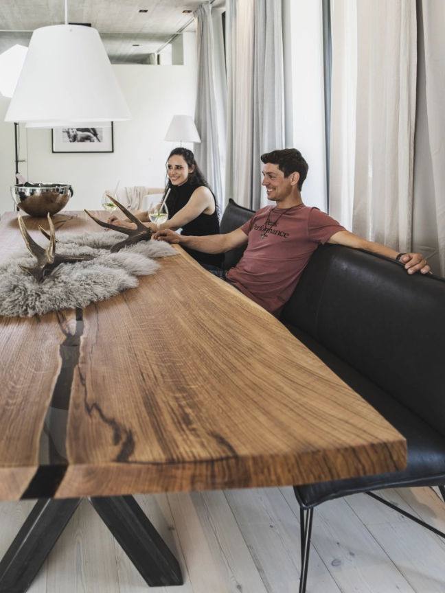 dreikant-home-tischunikat aus eiche mit Sitzbank