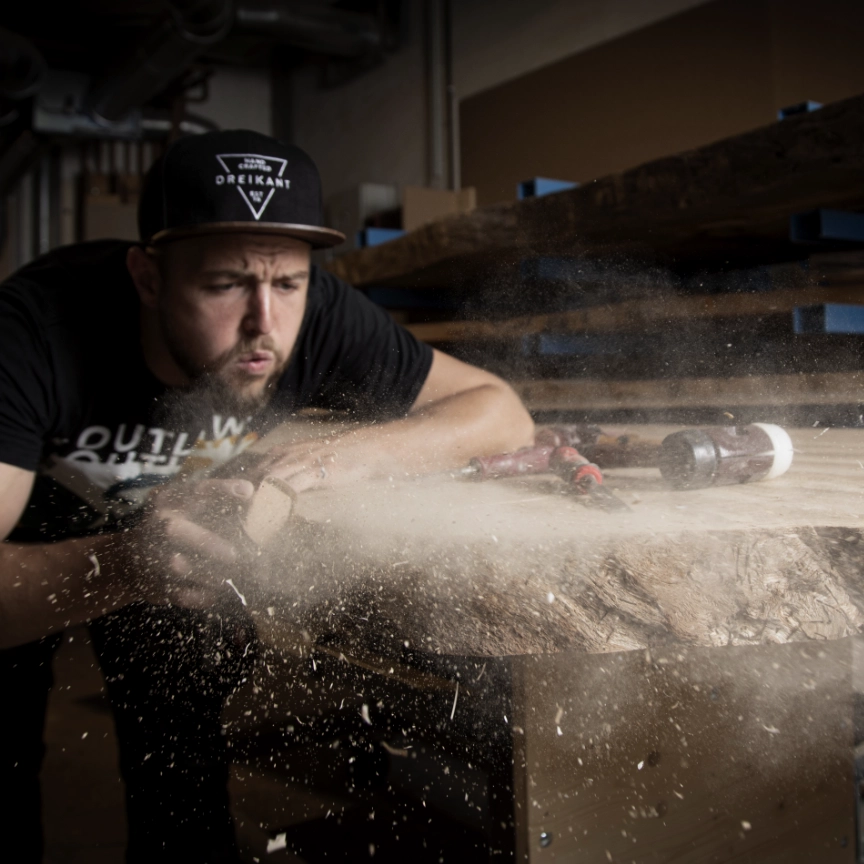 dreikant-our brand-tischbearbeitung holz und epoxidharz
