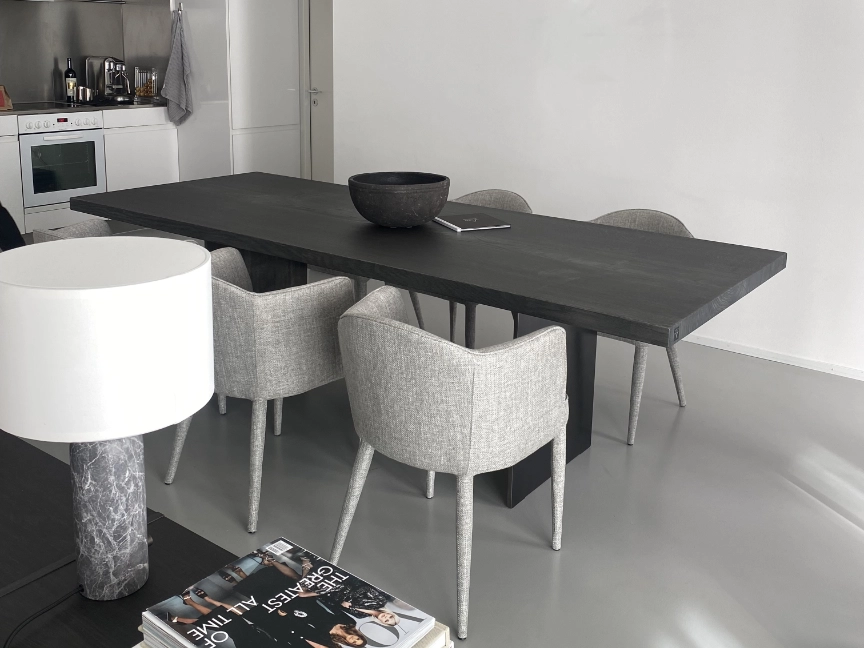 dreikant-stile-modern-schwarzer esstisch aus holz