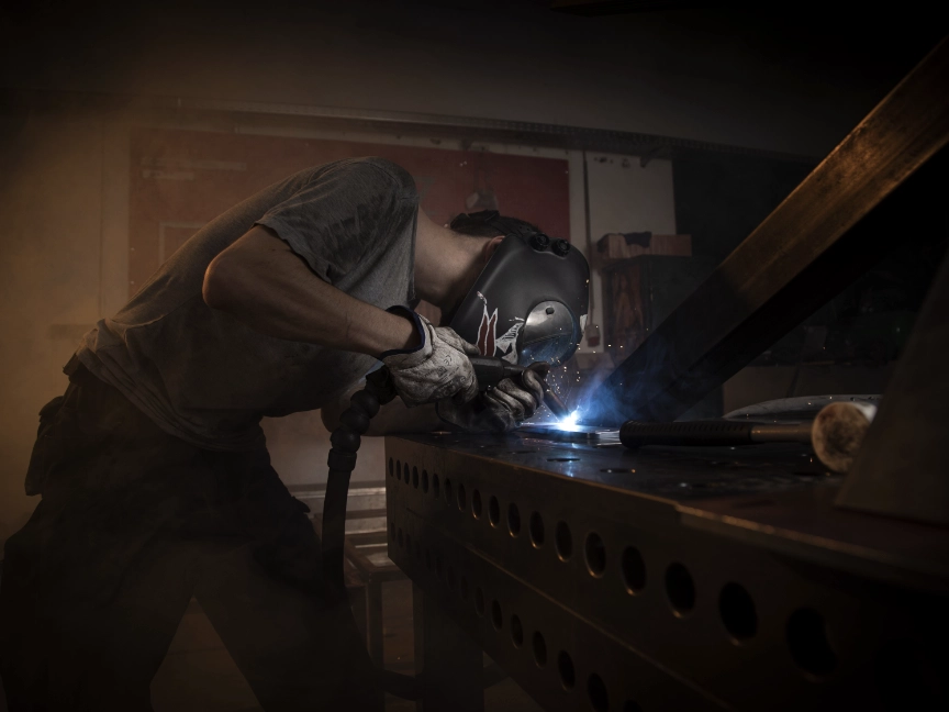 dreikant-handwerk-schlosserei-schweißen der metalluntergestelle