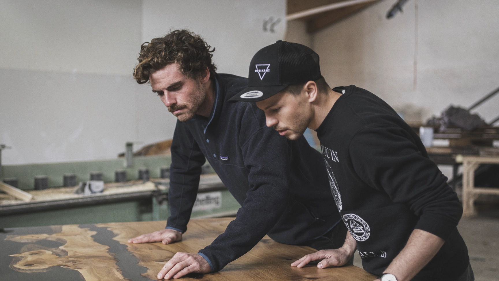 dreikant-handwerk-tischlerei-tische mit epoxidharz