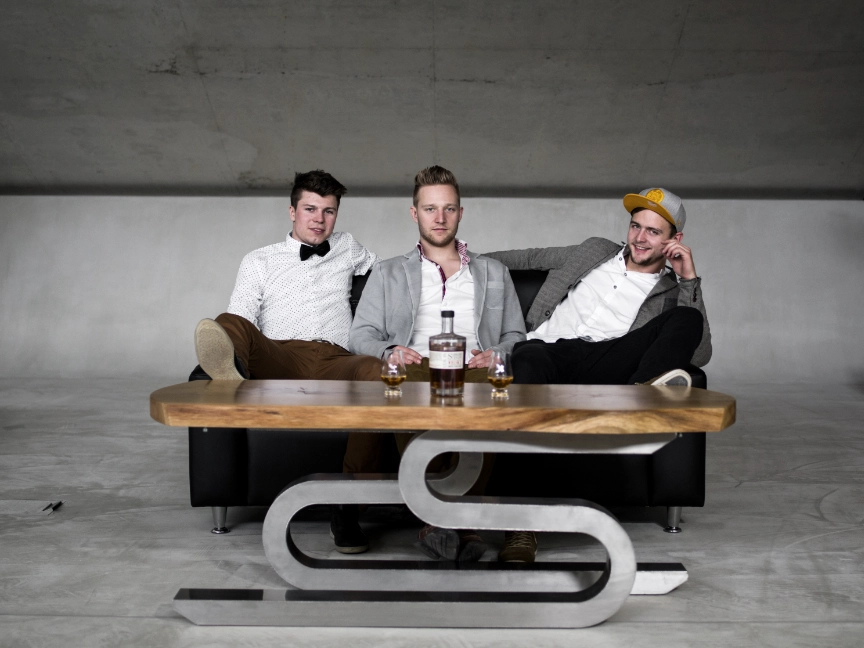 dreikant-story-founder-erster couchtisch