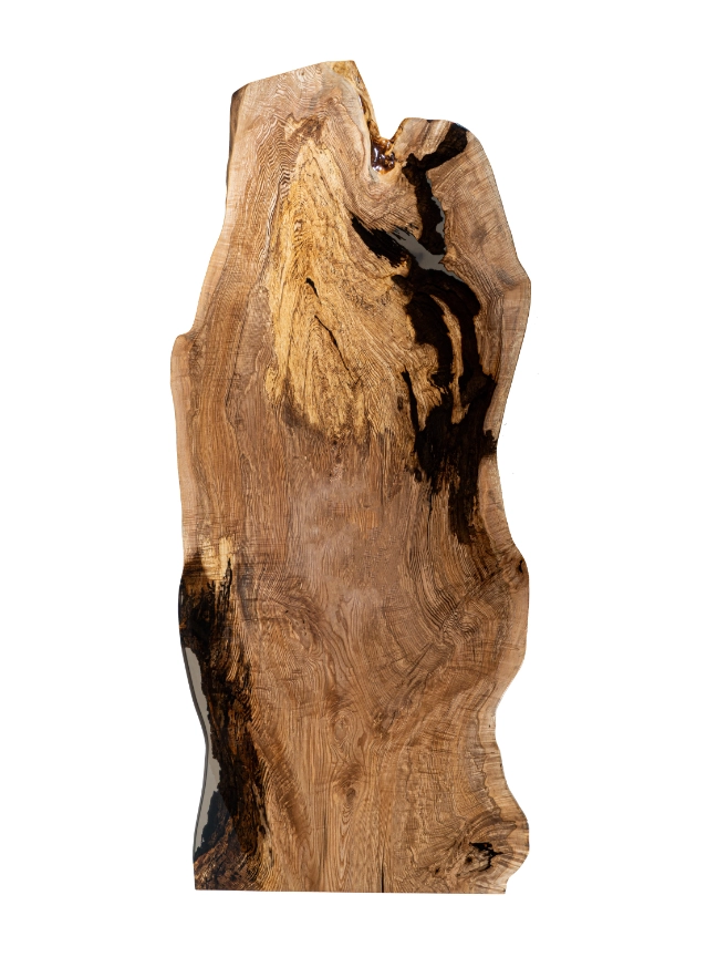 1607_dreikant_Esstisch Esche aus einem baumstamm-wilde waldkante-mit epoxidharz-glänzende oberfläche-topshot