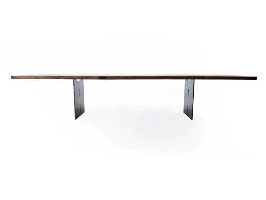 1609_dreikant_Esstisch aus einem Stamm-Platane-wilder Maserung-metallgestell