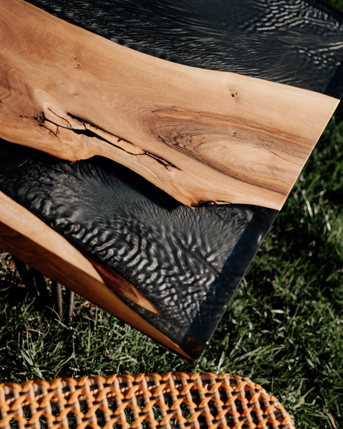 921_dreikant-couchtisch-heimische nuss-mit epoxidharz metallic-dunkles holz-04