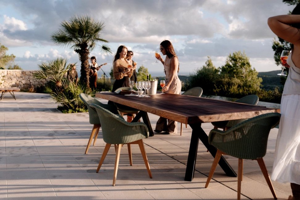 944_dreikant-mammutbaum-outdoor esstisch-massivholz-03