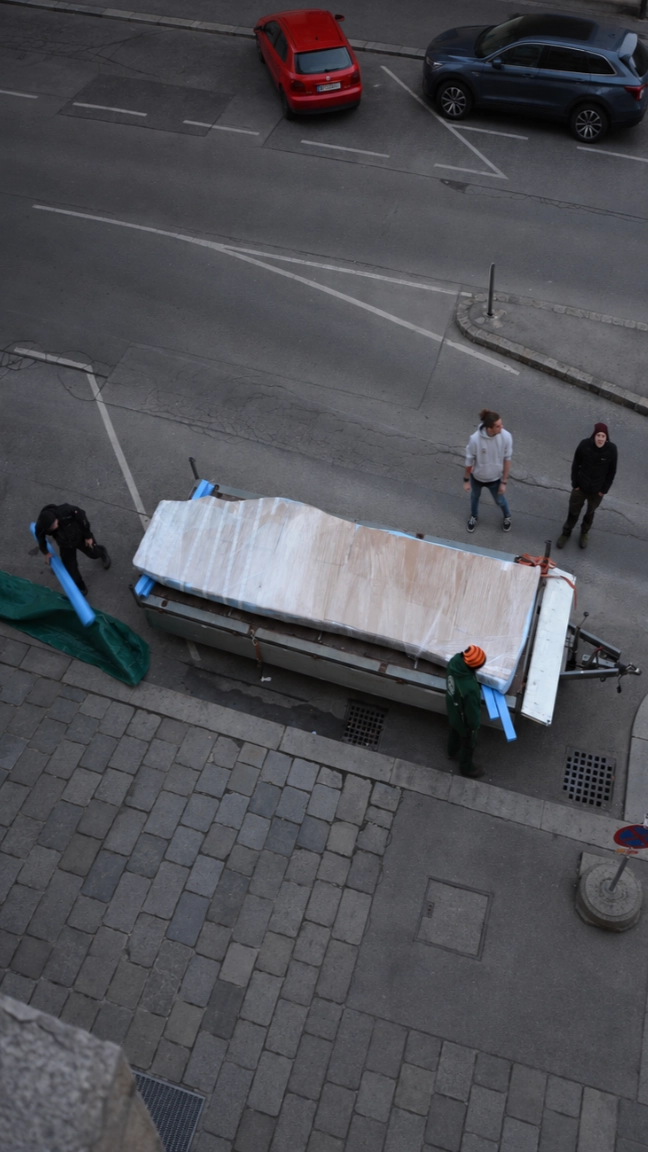 dreikant-handwerk-auslieferung-von tischunikaten aus einem stamm
