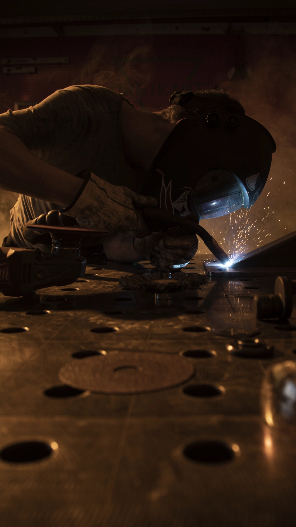 dreikant-handwerk-schlosserei-schweißen der tischuntergestelle aus metall
