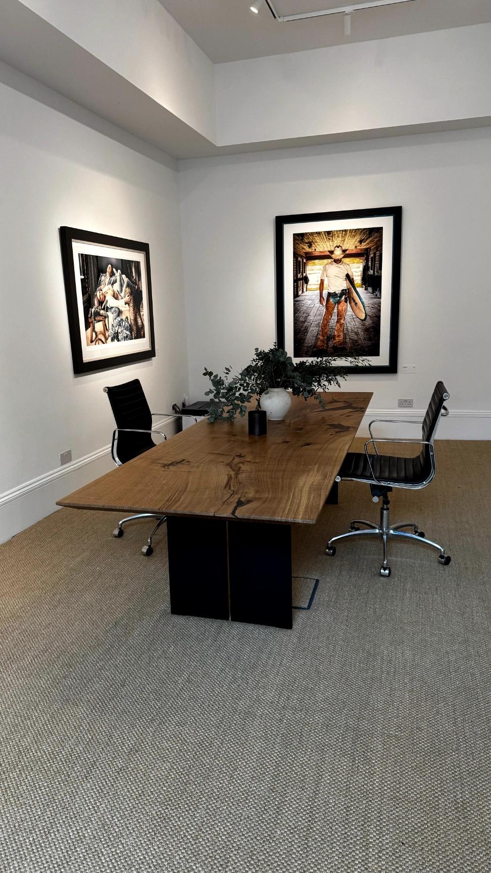dreikant-showroom london-tische in london massivholz mit epoxidharz