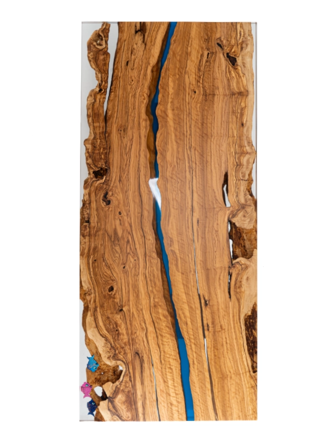 1559_dreikant-esstisch aus olivenholz aus einem stamm mit blauem epoxidharz