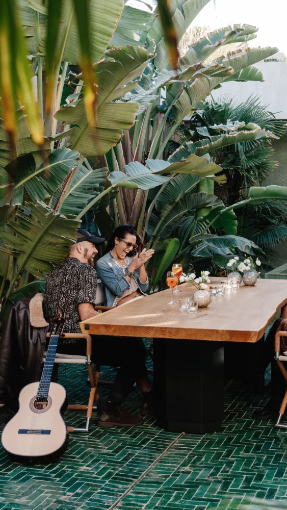 Dreikant Outdoor-Esstisch aus Zedernholz in mediterranem Garten mit geselliger Runde