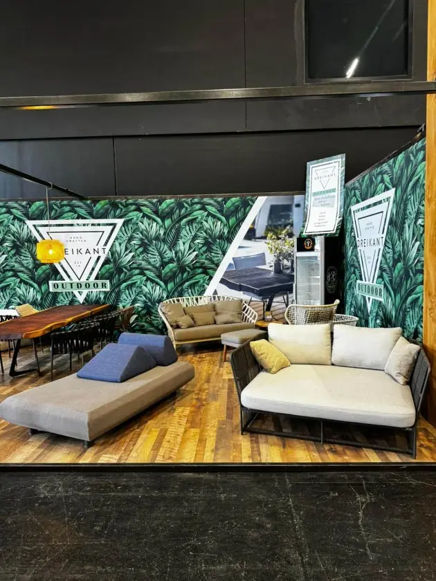 Dreikant Terrassenmöbel am Outdoor-Messestand der Bauen und Wohnen Messe