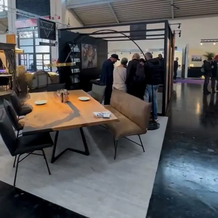 Dreikant Messestand, an dem Handwerk auf Design trifft