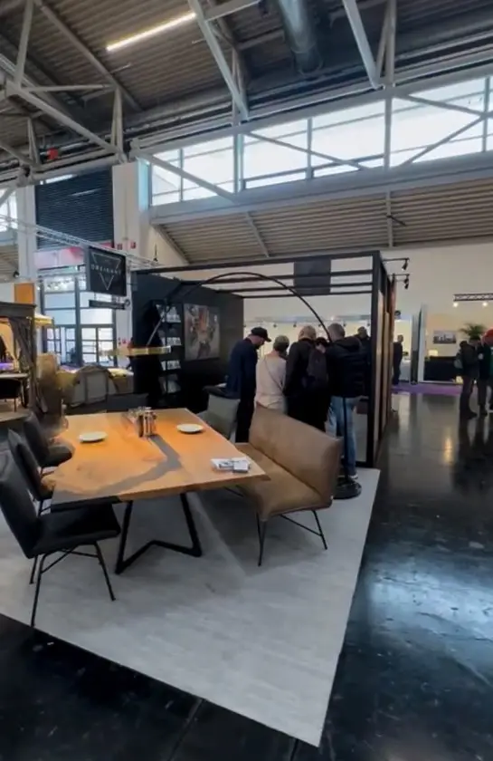 Höhenverstellbare Dreikant Schreibtische auf der Heim und Handwerk Messe