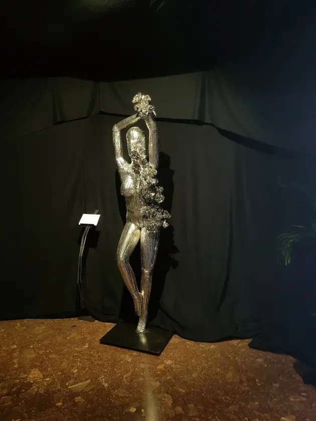 Faszinierende Kunstfigur von Martin Rehrl im Dreikant Pop-up Store Palma