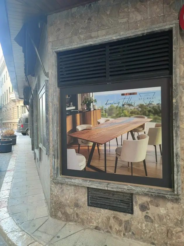 Dreikant Tisch-Unikate im Schaufenster des Pop-up Stores Palma