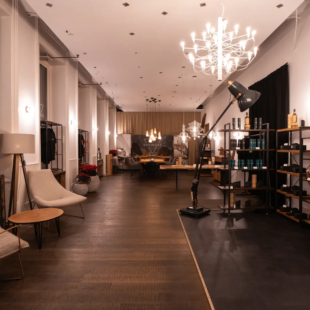 Dreikant Tisch-Unikat in der Balvenie Makers Pop-up Boutique in Wien