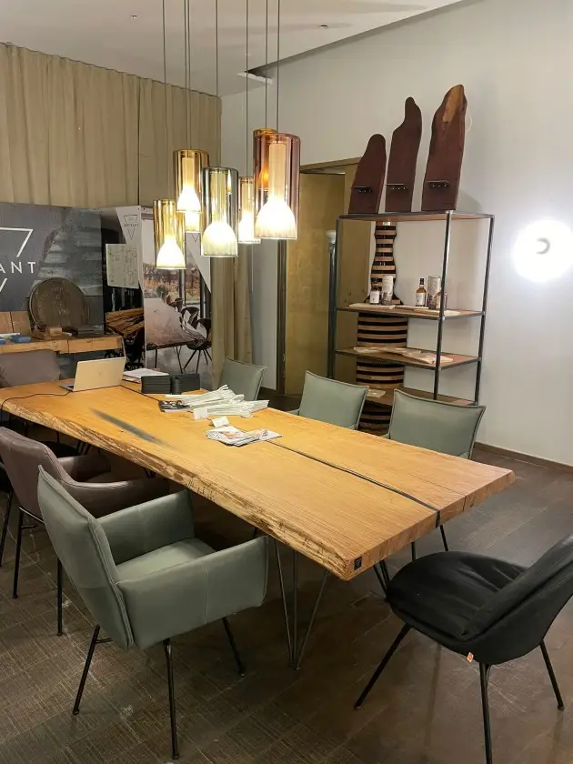 3 Meter langer Dreikant Eichentisch als Herzstück der Balvenie Boutique