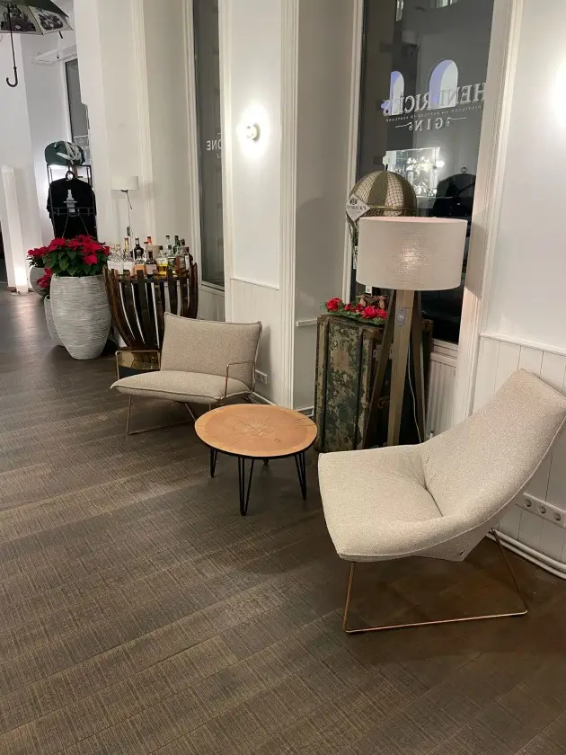 Gemütliche Lounge-Ecke mit Dreikant Tisch in der Balvenie Boutique
