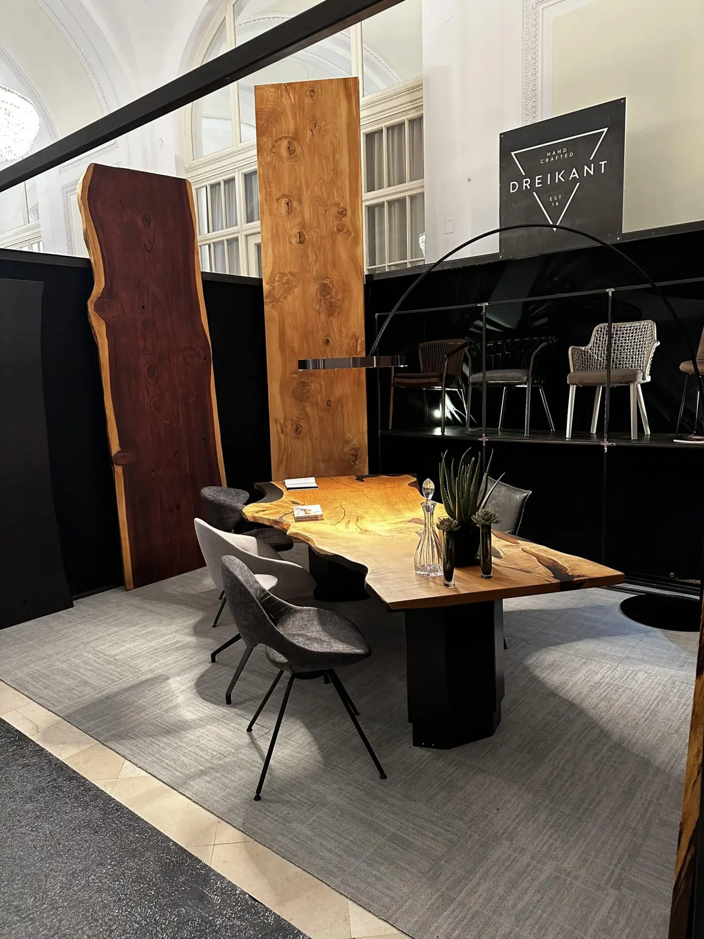 Dreikant Tisch-Unikate beim Design District 2023 in der Hofburg Wien