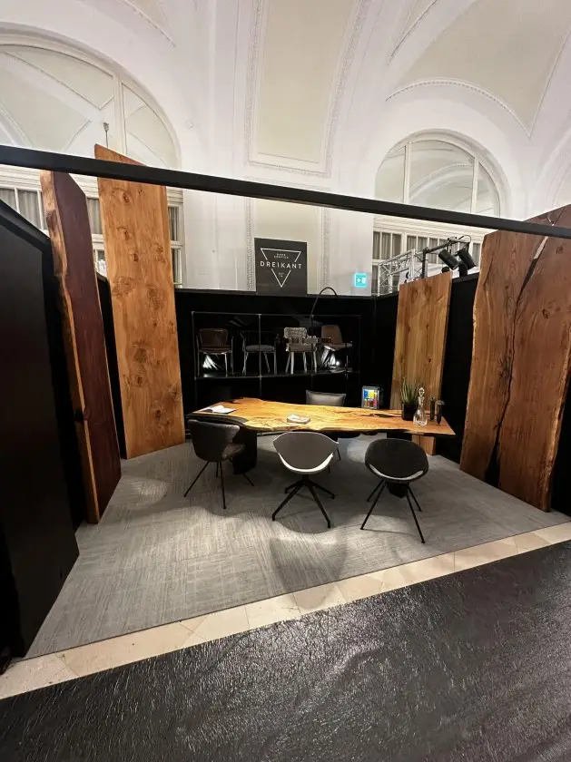 Dreikant Messestand mitten im Prunksaal der Hofburg Wien