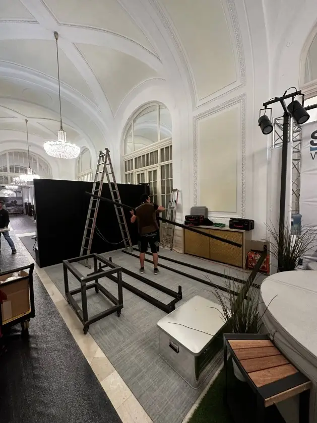 Aufbau des Dreikant Messestandes beim Design District in der Hofburg
