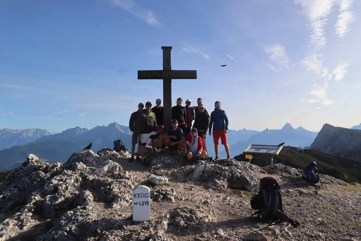 Dreikant Team am Gipfelkreuz des Untersbergs nach erlebnisreicher Nacht