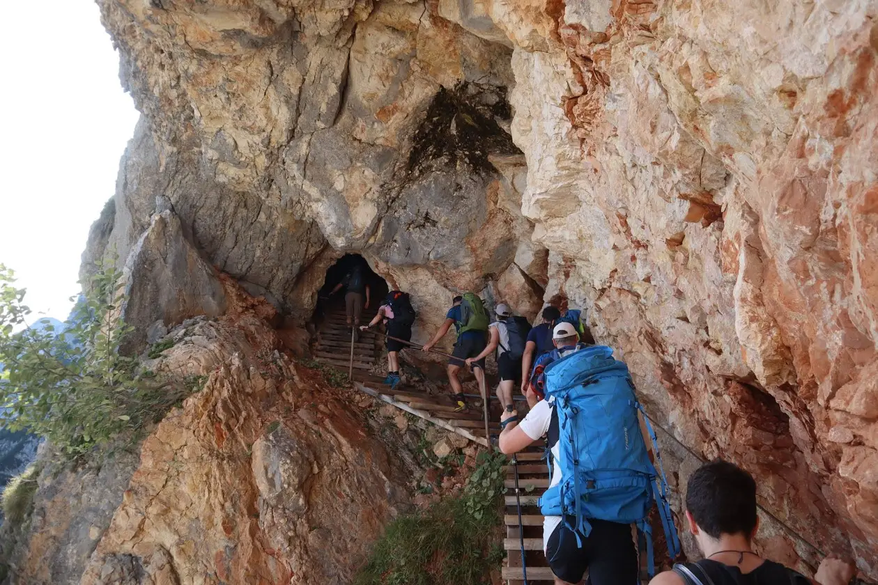 Dreikant Team auf dem Weg zur geheimnisvollen Eishöhle am Untersberg