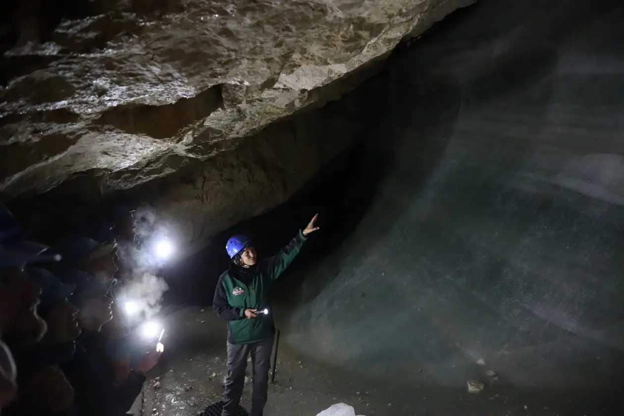 Dreikant Team bei einer Führung durch die eisige Unterwelt der Eishöhle