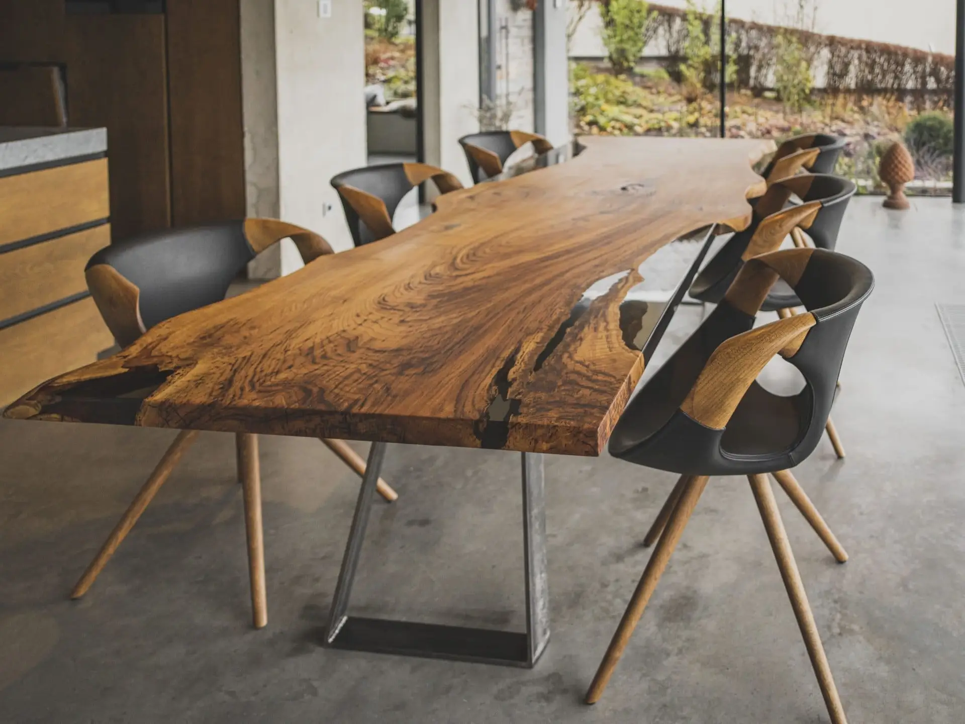 Dreikant Tisch-Unikat aus Holz und Epoxidharz in individuellem Design