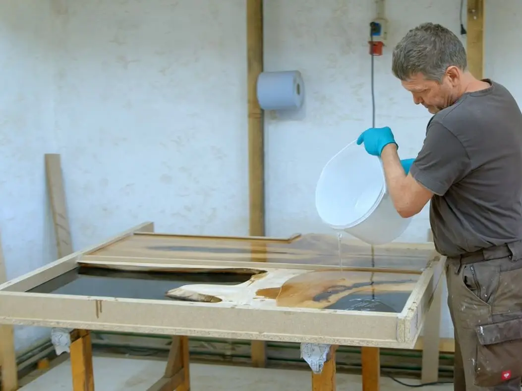 Herstellung eines Dreikant Tisches aus Holz, Stahl und Epoxidharz