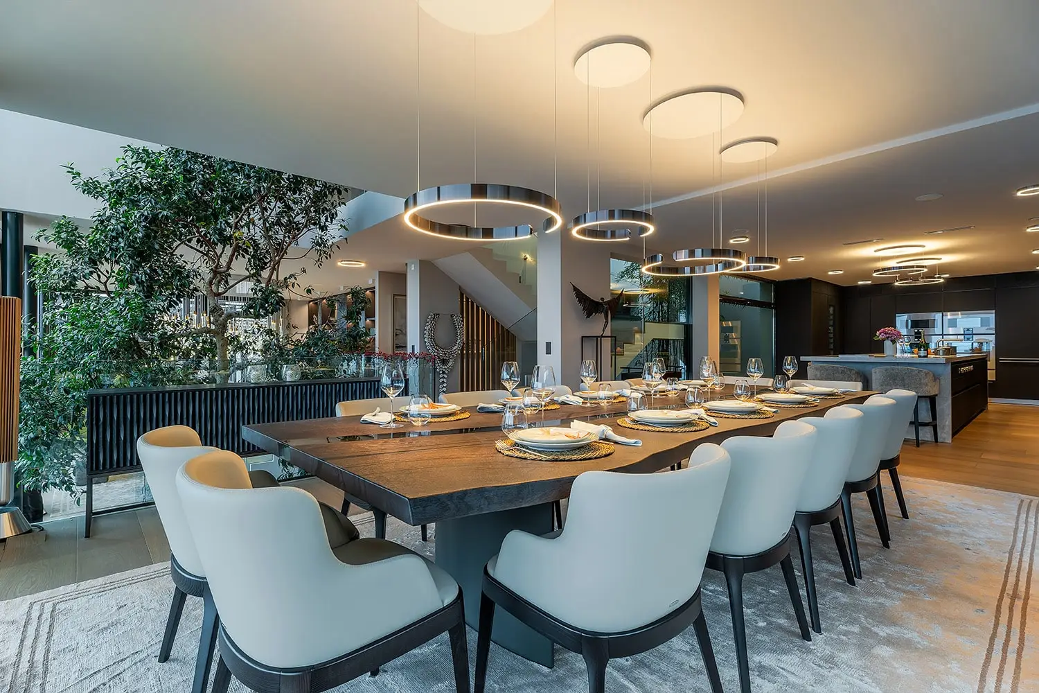 Weihnachtliche Tischdekoration mit Kerzenlicht und Naturmaterialien auf einem Dreikant Massivholztisch