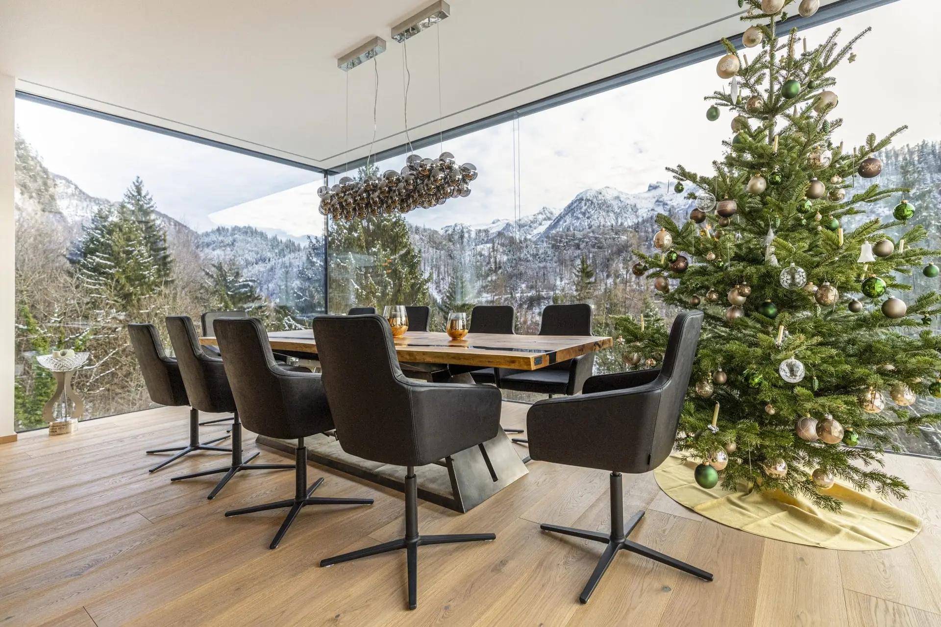 Dreikant Esstisch in idealer Größe für 6 Personen, weihnachtlich gedeckt