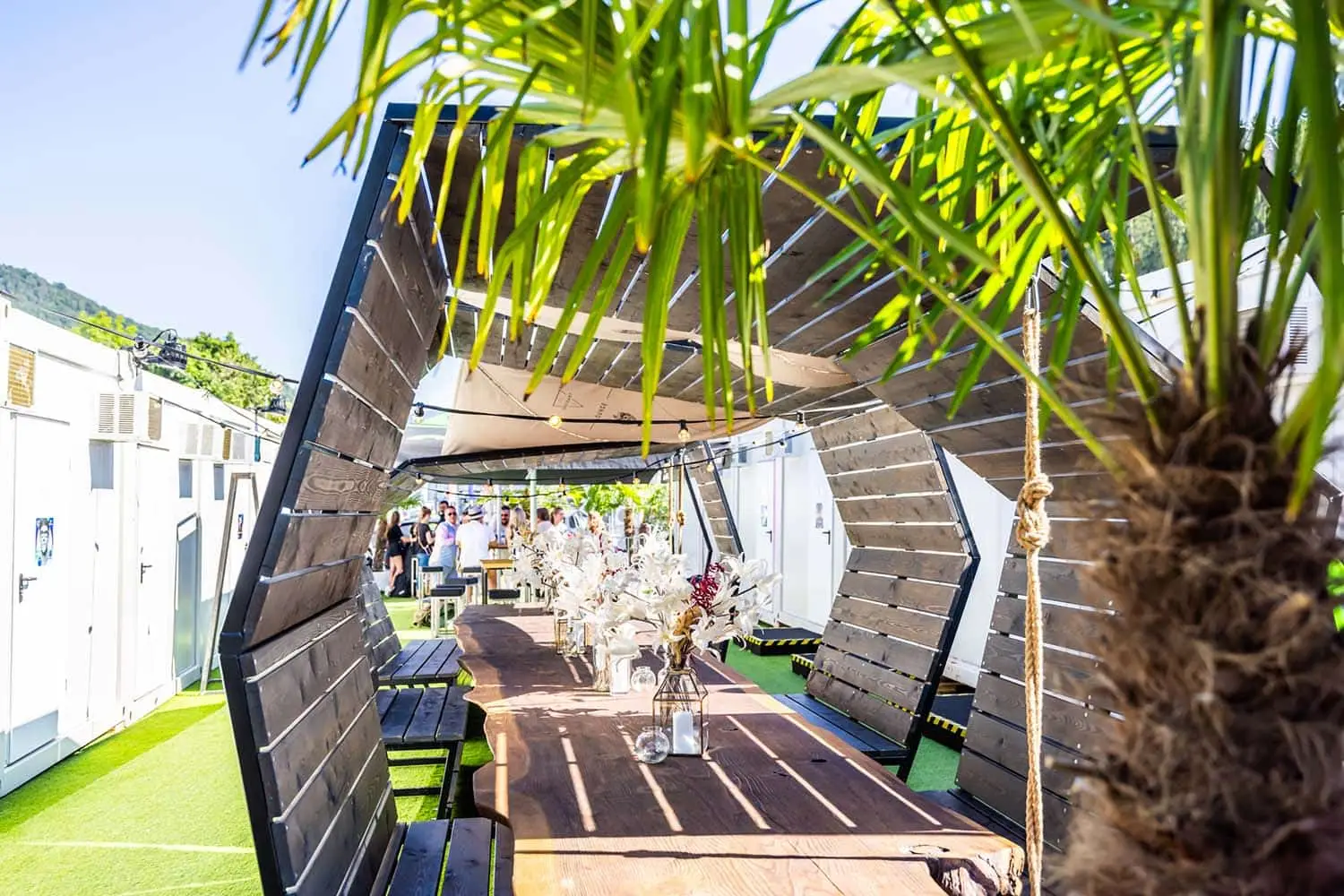Dreikant 8,5 Meter langer Mammuttisch unter Pergola in der Artist Area beim Electric Love Festival