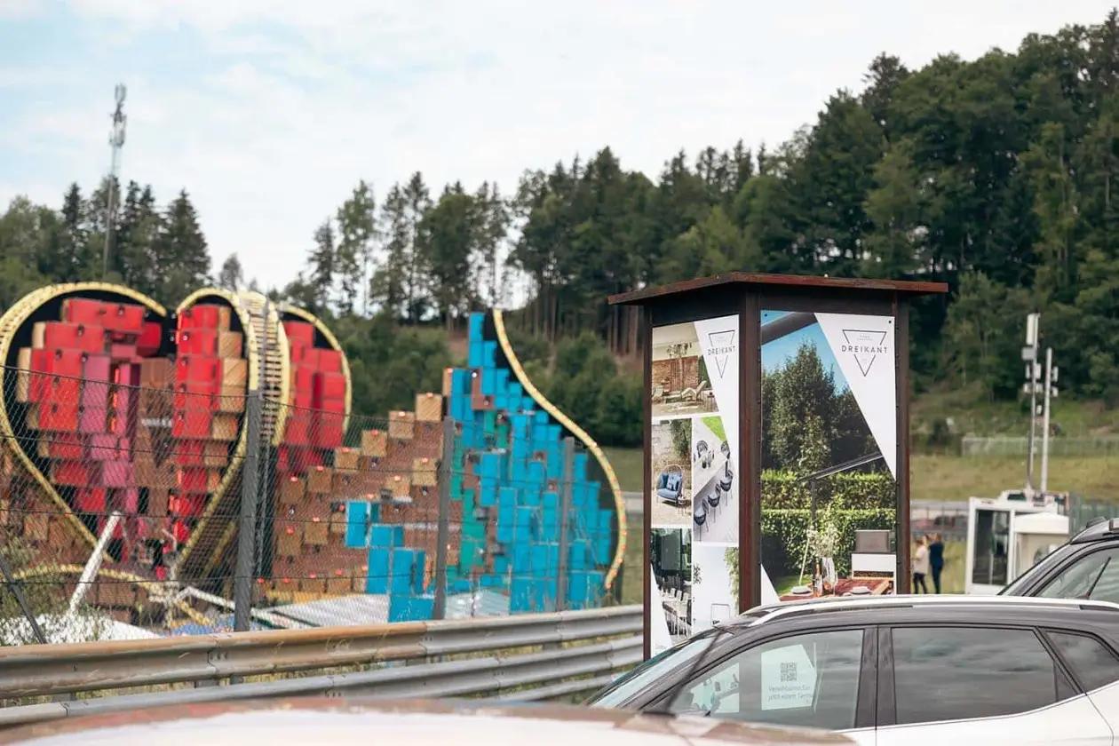 Dreikant Stand mitten im Festivalgeschehen beim Electric Love Festival