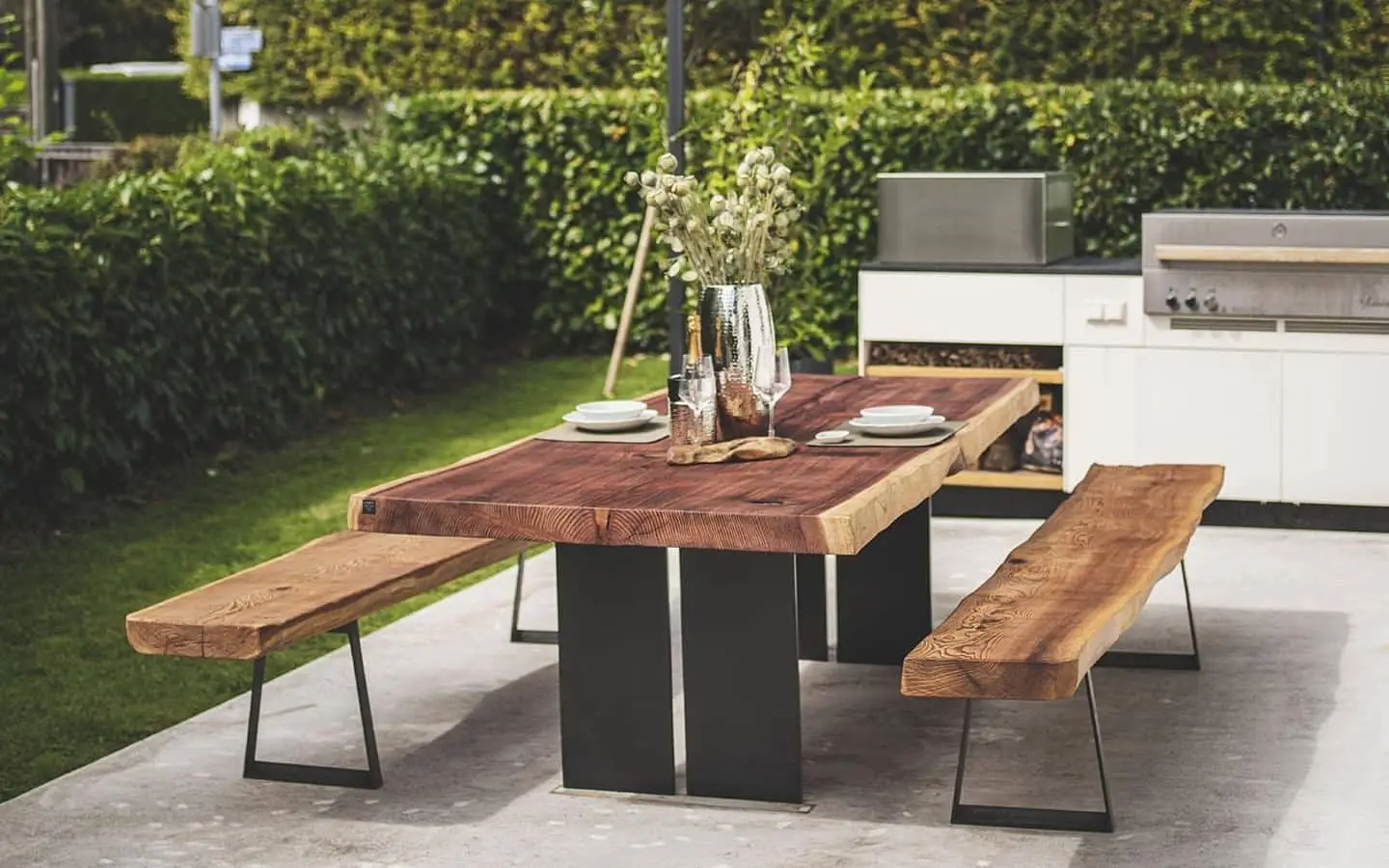Dreikant Outdoor-Tisch aus Massivholz mit maßgefertigter Sitzbank