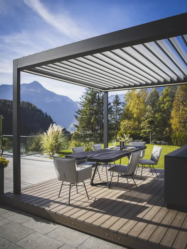 Sichtschutz für mehr Privatsphäre an einer Terrasse mit Dreikant Tisch