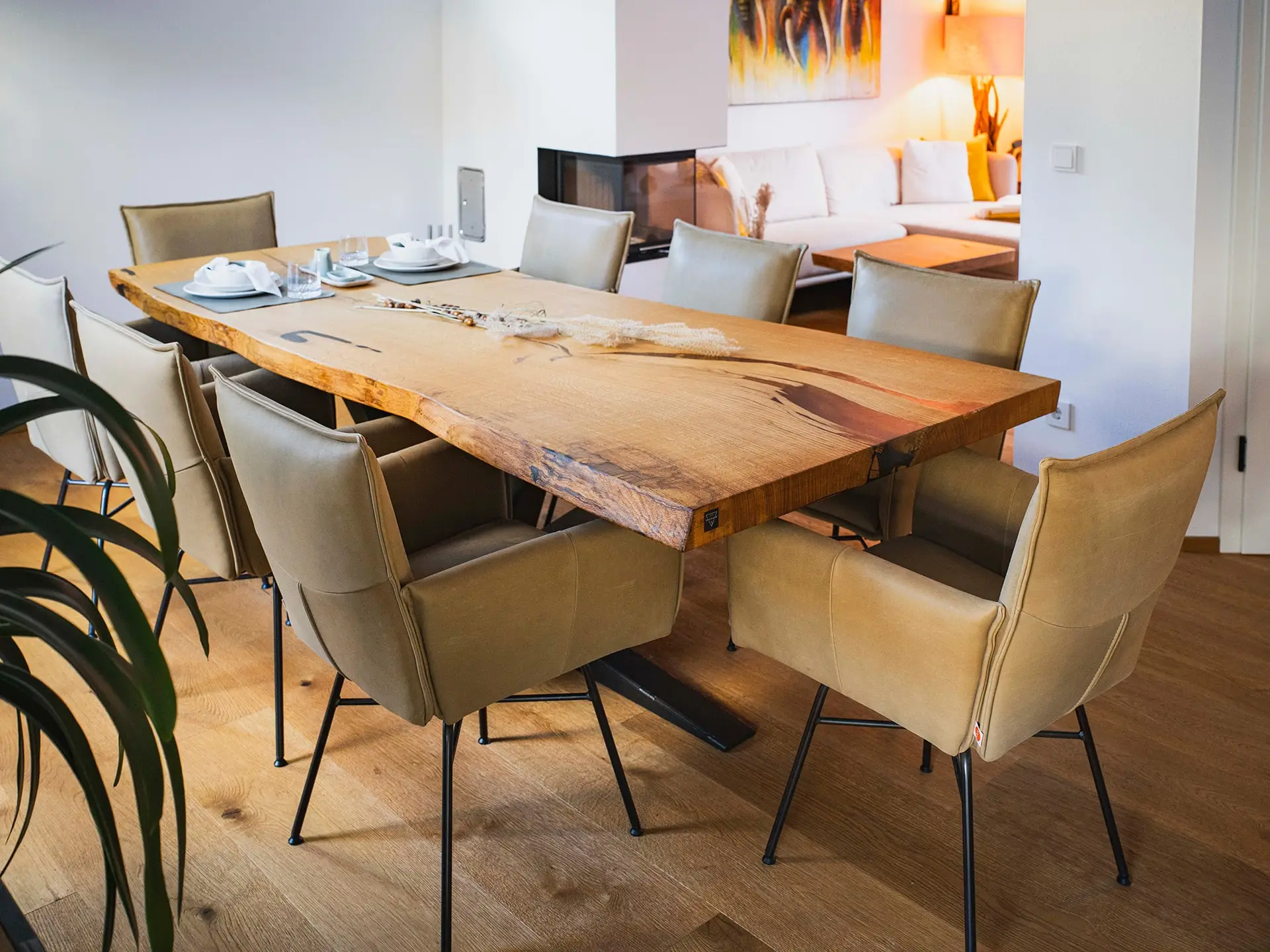 Dreikant Massivholztisch im Nature-Living-Stil mit natürlichen Materialien