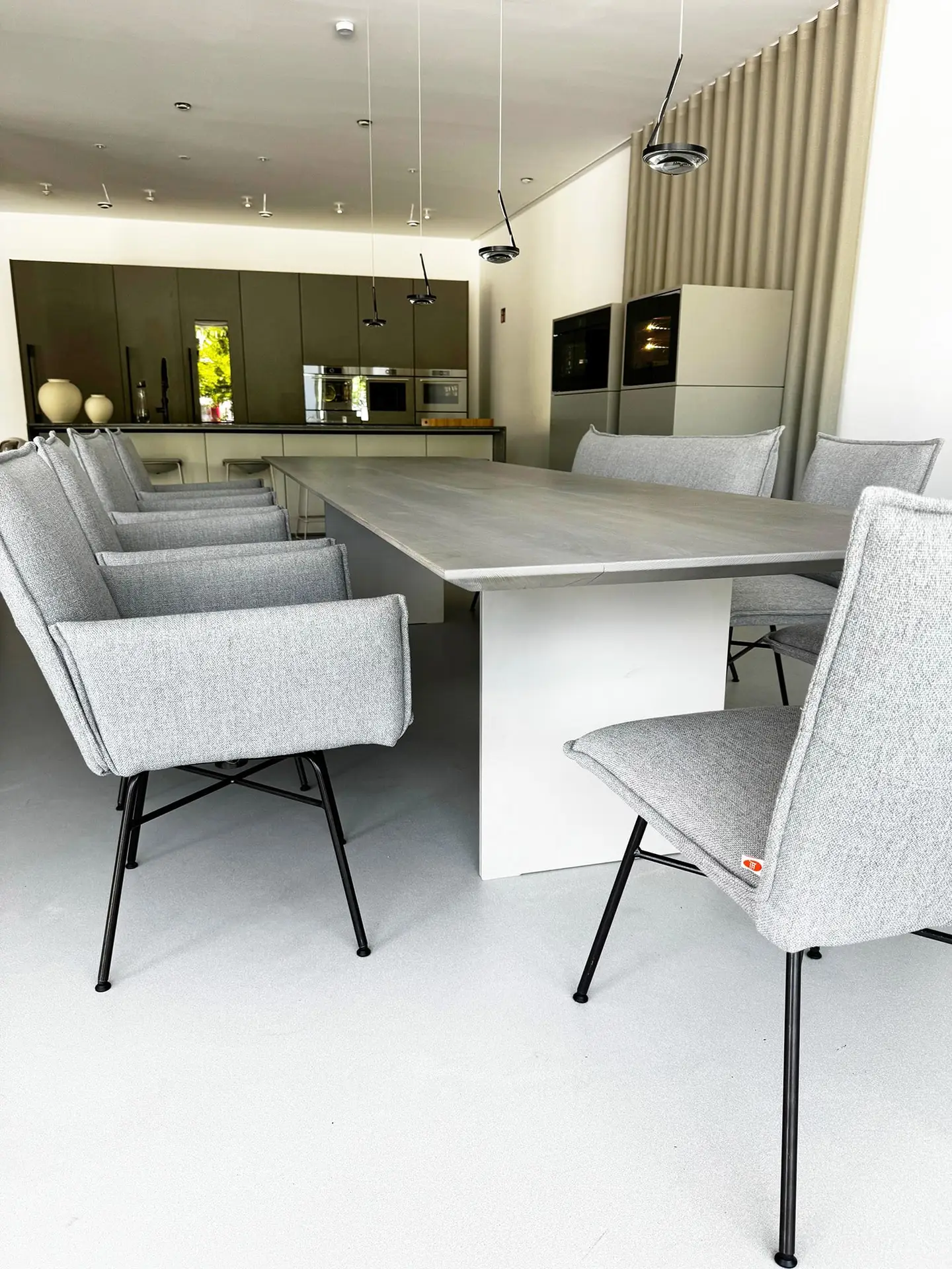 Dreikant Massivholztisch im Japandi-Stil zwischen Wabi Sabi und skandinavischem Design