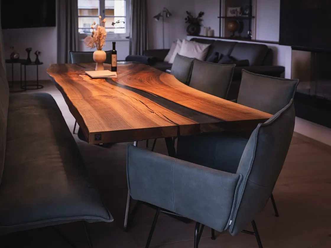 Nachhaltiger Dreikant Massivholztisch als Fundament des Wohndesigns