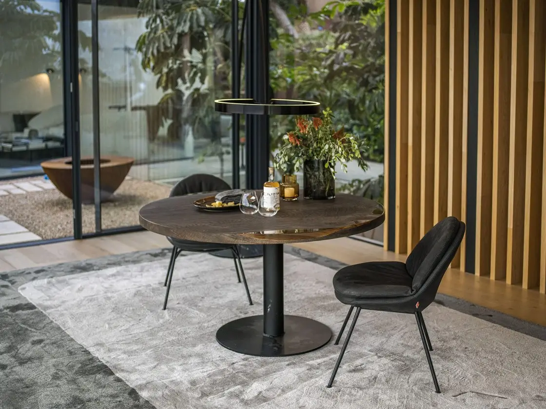 Dreikant Massivholztisch im Retro-Mix-Stil zwischen Art Deco und Mid-Century Modern