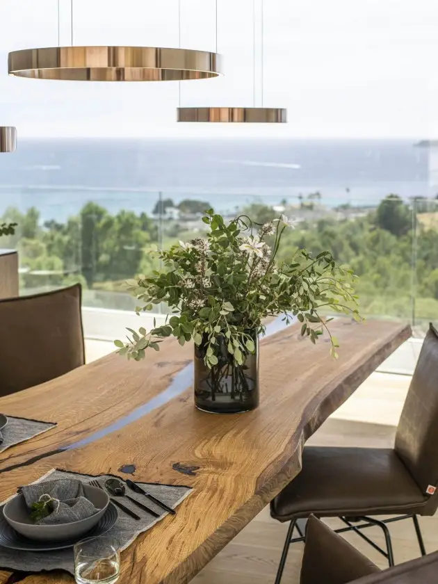 Dreikant Massivholztisch im Mid-Century-Modern-Stil mit klaren Linien