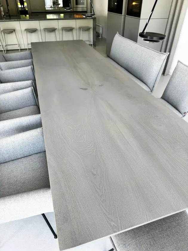 Dreikant Massivholztisch im reduzierten Japandi-Stil