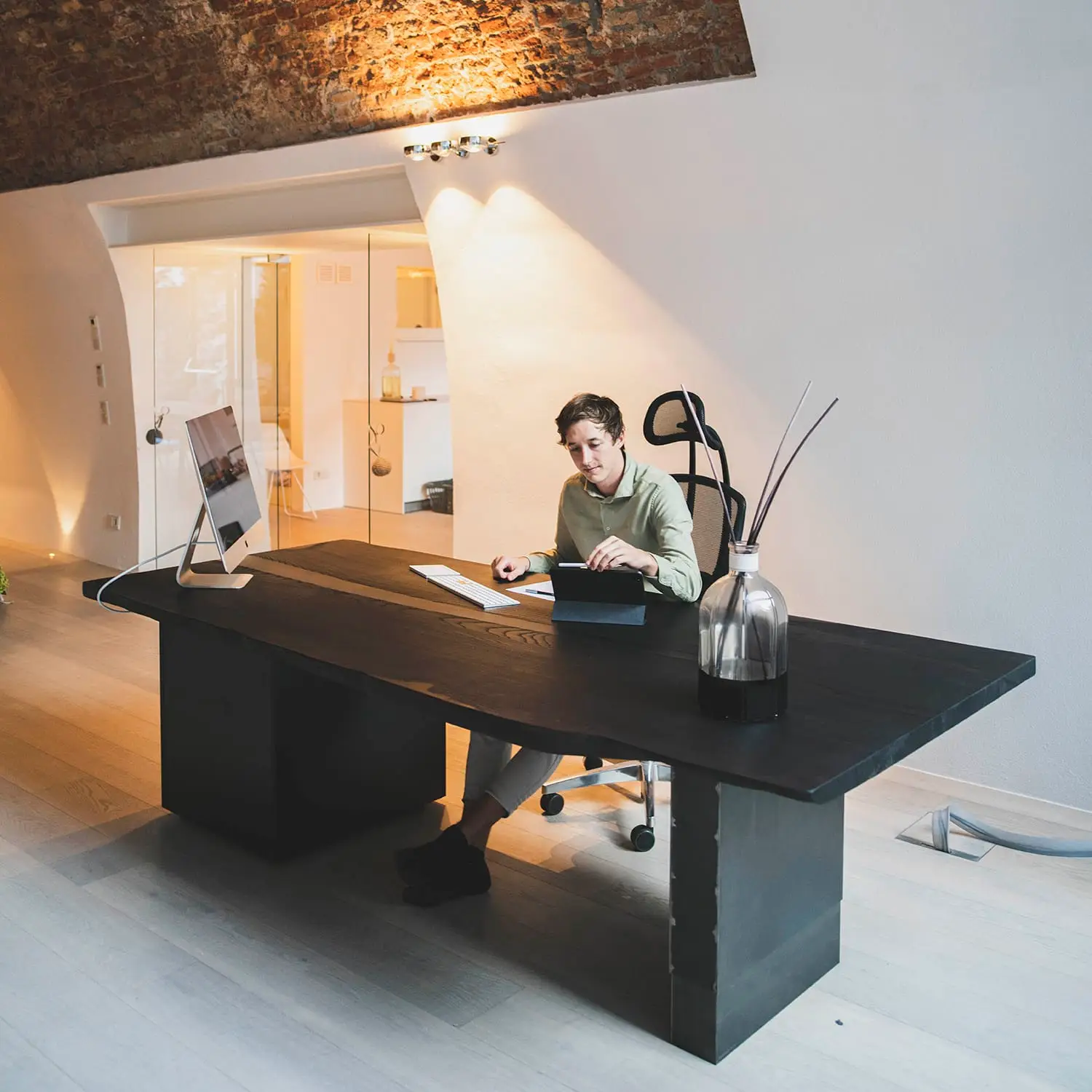 Dreikant Massivholztisch in schlichter Form für Zuhause und Büro