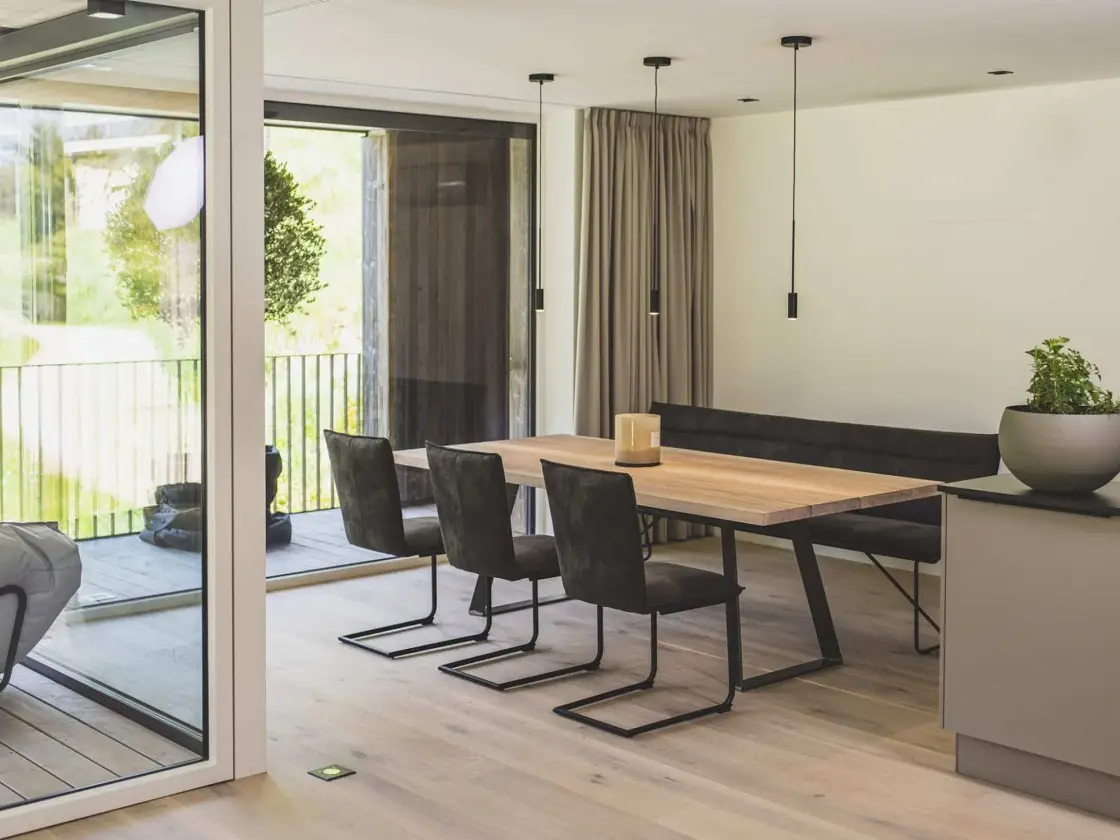 Dreikant Esstisch mit passender Sitzbank im minimalistischen Design
