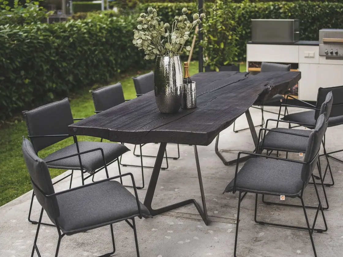 Dreikant Massivholztisch im minimalistischen Design für den Außenbereich