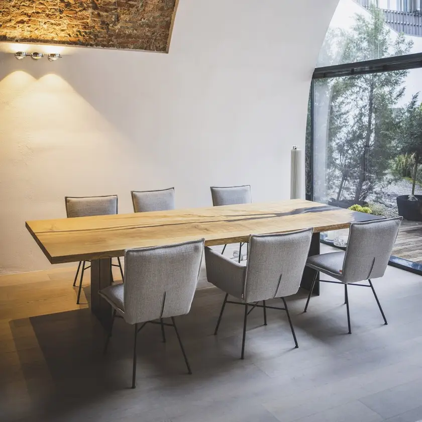 Individuelle Designgestaltung eines Dreikant Baumstammtisches