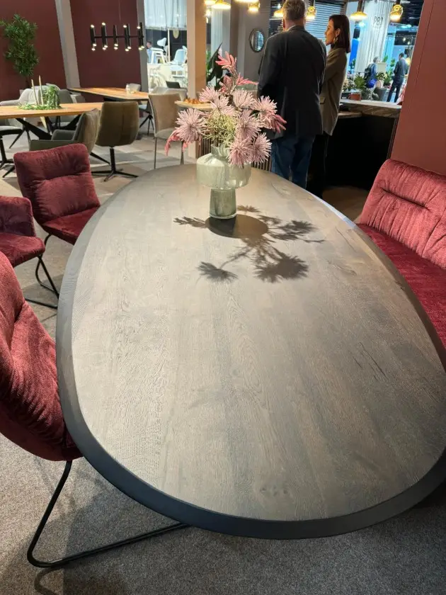 Dreikant Messestand auf der IMM Köln mit Tisch-Unikaten
